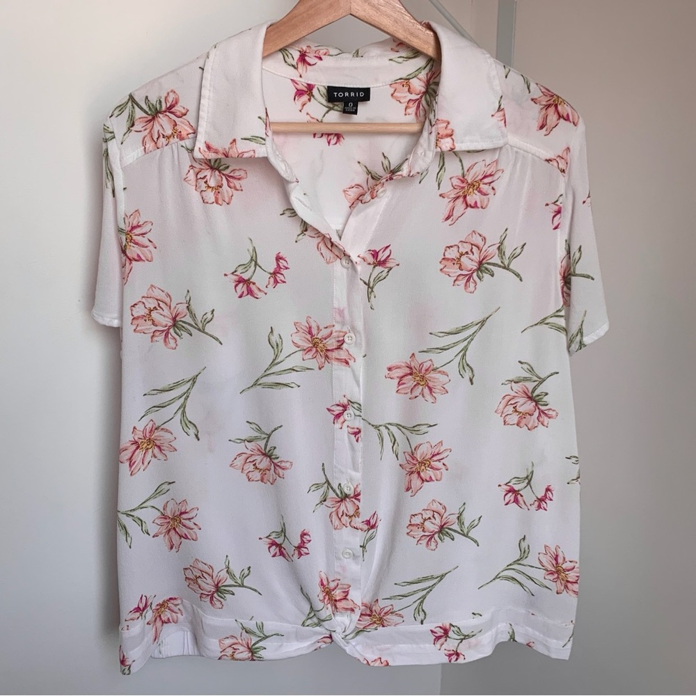 Torrid • 0 • Button Front Short Sleeve Twist Bottom Floral Print Rayon Top